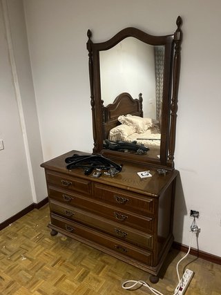Cómoda de madera con espejo
