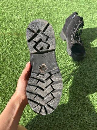 Botas negras con cordones y cremallera