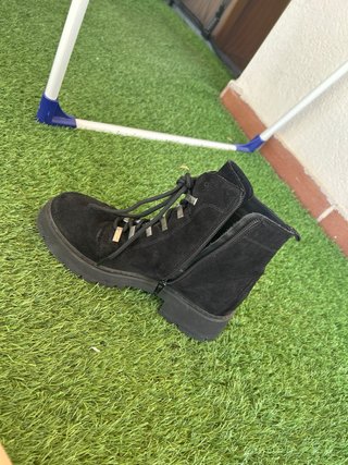 Botas negras con cordones y cremallera