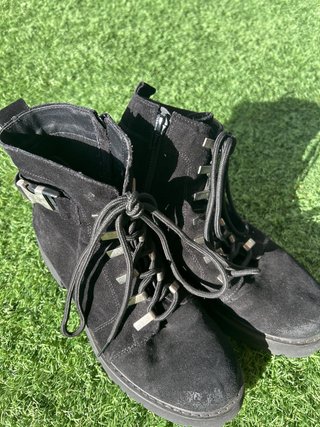 Botas negras con cordones y cremallera