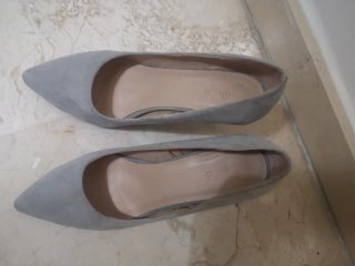 Zapatos de tacón grises