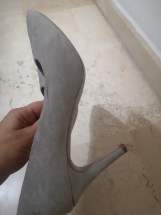Zapatos de tacón grises