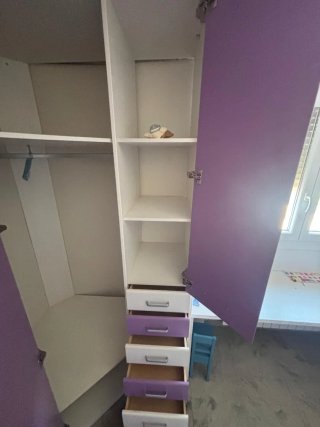 Armario esquinero morado y blanco está desmontado