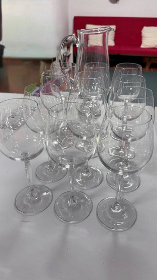 Juego de copas y jarra de cristal