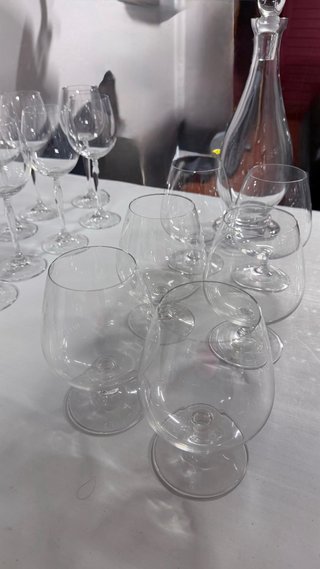 Juego de copas y jarra de cristal