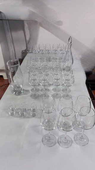 Juego de copas y jarra de cristal