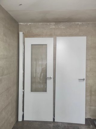 2 Puertas Blancas con Cristal, una lisa y Mecanism