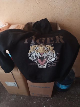 Sudadera Negra con Diseño de Tigre en espalda