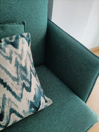 Sofá verde aguamarina con cojines