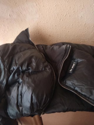 Bomber negra con etiqueta So what!