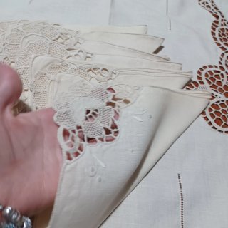 Tovaglia beige con pizzo