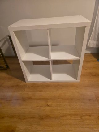 Mueble bajo estantería de madera blanco