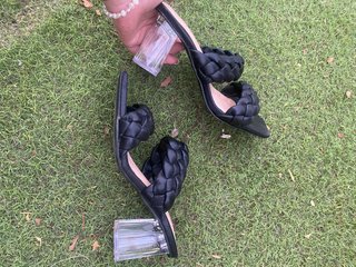 Sandalias tacón transparente negras