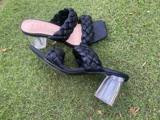 Sandalias tacón transparente negras