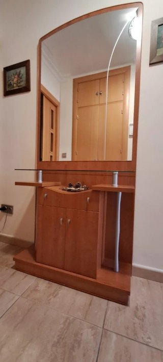 Recibidor de madera y cristal