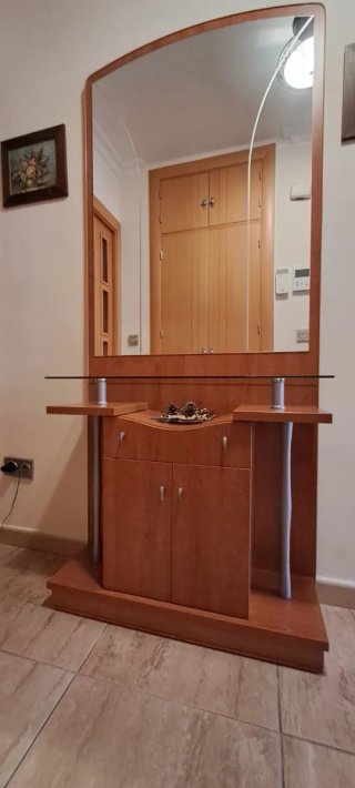 Recibidor de madera y cristal