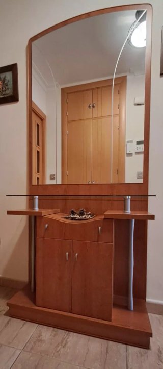 Recibidor de madera y cristal
