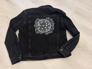 Chaqueta vaquera negra orgullo gay