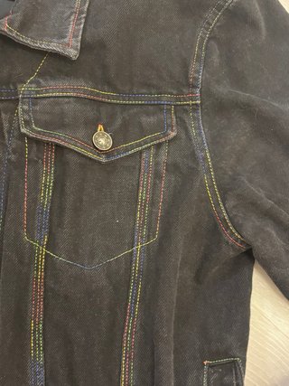 Chaqueta vaquera negra orgullo gay