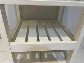 Cómoda blanca de madera