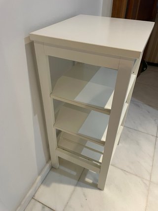 Cómoda blanca de madera