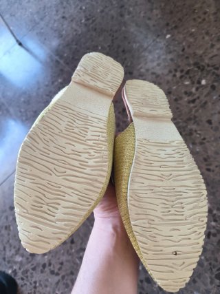 Babuchas verdes con cadena dorada