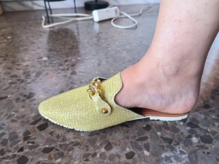 Babuchas verdes con cadena dorada