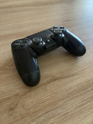 PS4 Slim 1TB + 5 Juegos + mando + cables