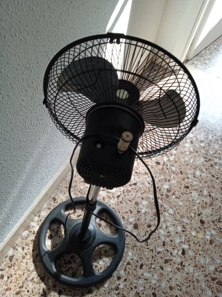 Ventilador de pie negro