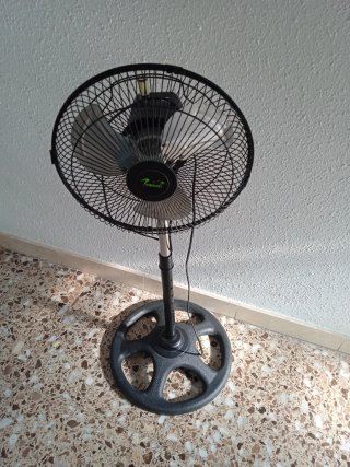 Ventilador de pie negro