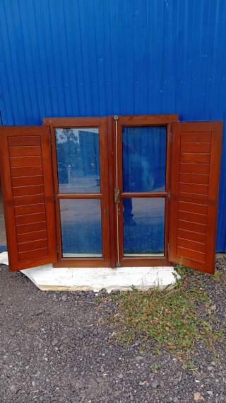 Ventana doble de madera