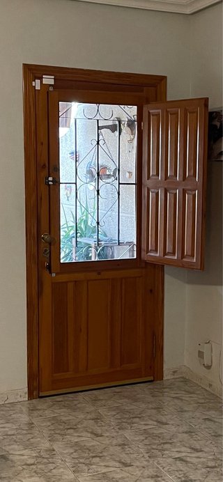 Puerta de entrada de madera