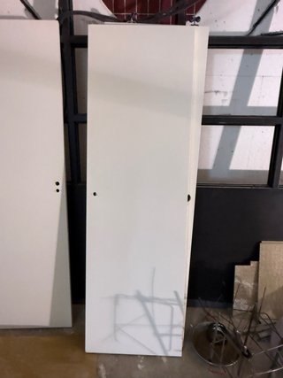 Puerta blanca lisa