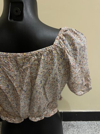 Blusa corta floral mangas abullonadas Talla XS