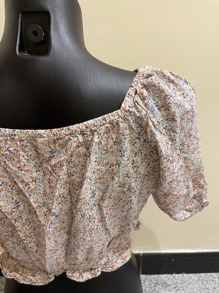 Blusa corta floral mangas abullonadas Talla XS