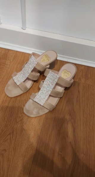 Sandalias tacón ancho beige y plateadas