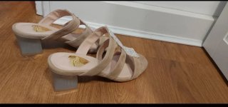 Sandalias tacón ancho beige y plateadas