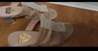 Sandalias tacón ancho beige y plateadas