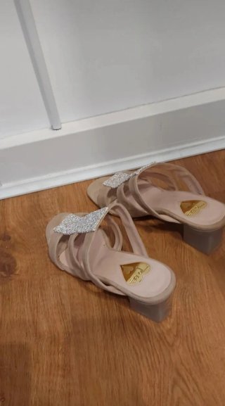 Sandalias tacón ancho beige y plateadas