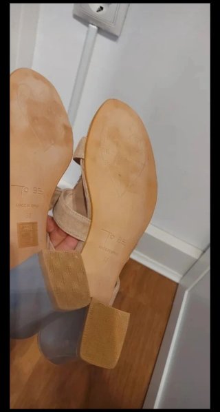 Sandalias tacón ancho beige y plateadas