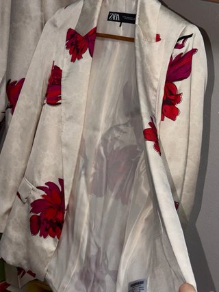 Traje Zara floral blanco y rojo