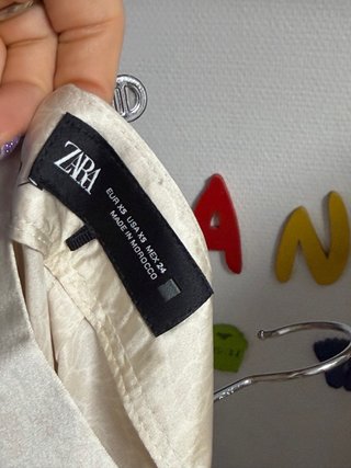 Traje Zara floral blanco y rojo