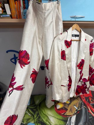 Traje Zara floral blanco y rojo