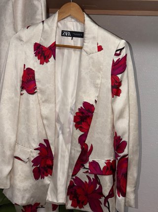 Traje Zara floral blanco y rojo