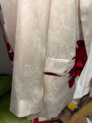 Traje Zara floral blanco y rojo