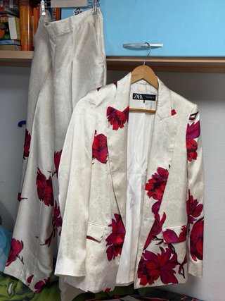 Traje Zara floral blanco y rojo