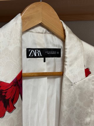 Traje Zara floral blanco y rojo