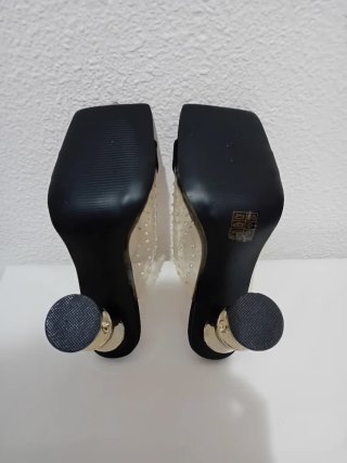 Sandalias de tacón transparentes con pedrería