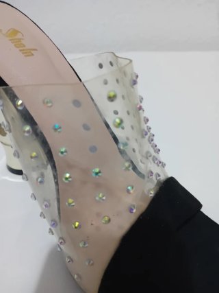 Sandalias de tacón transparentes con pedrería