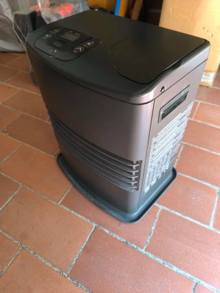 Estufa de parafina negra con funda